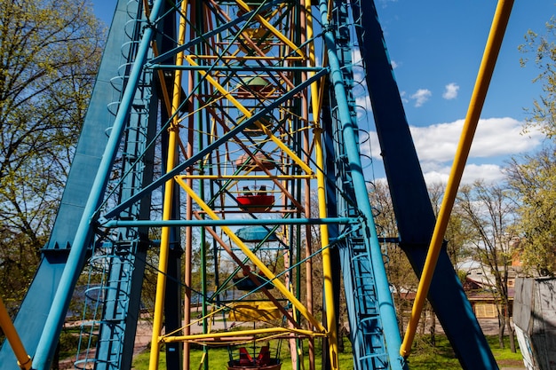 Grande roue dans un parc de la ville