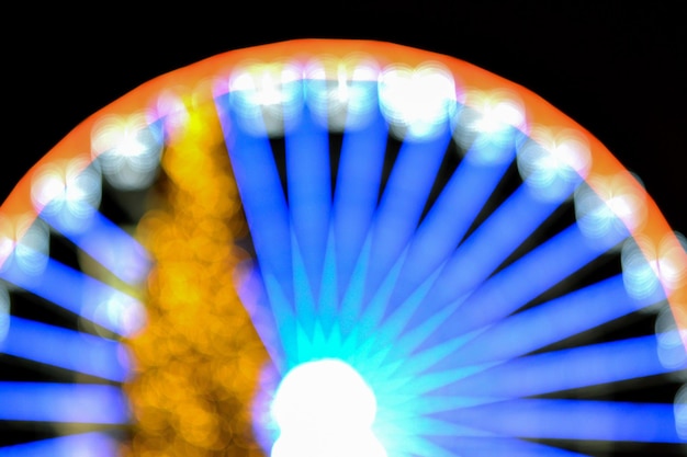 Grande roue décorée d'un éclairage bleu et d'un grand sapin de Noël