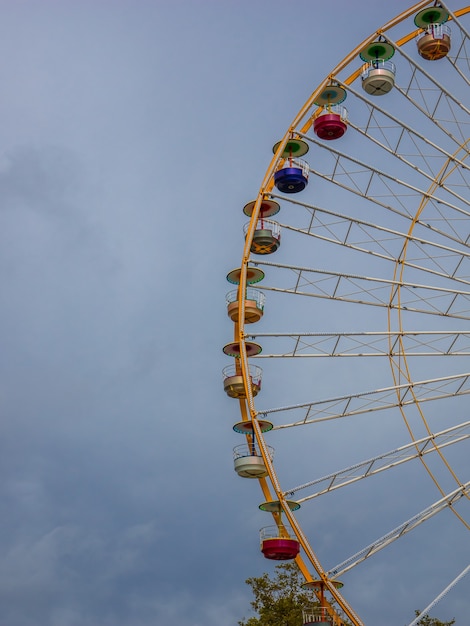 Grande roue de détail grande roue look rétro grande roue dans le parc d'attractions