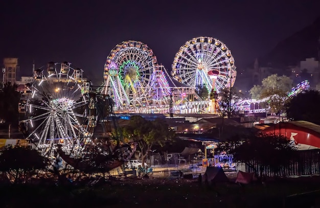 Grande roue d'éclairage dans la nuit