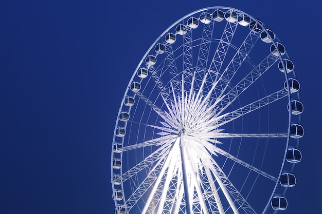 Grande roue de ferry dans le ciel crépusculaire