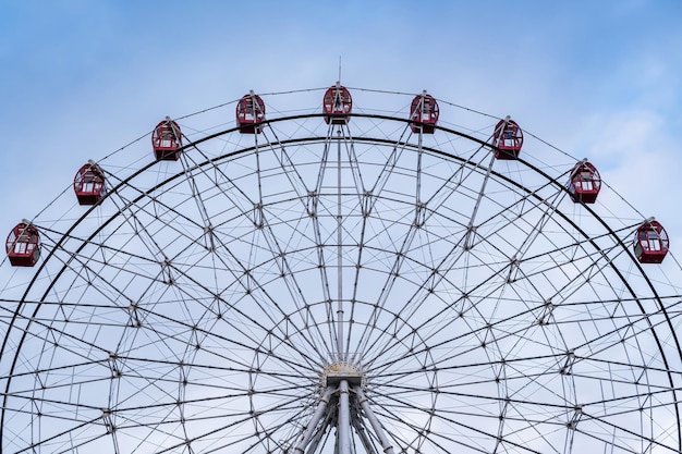 Grande roue sur fond bleu ciel nuageux