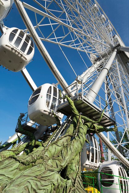 Photo grande roue sur fond de ciel bleu clair close up