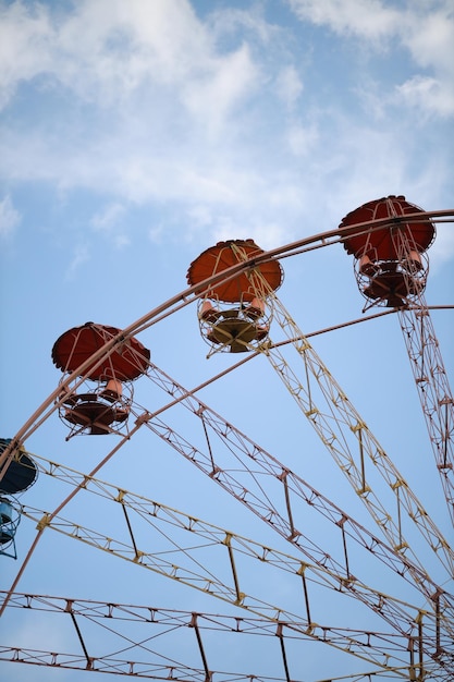 Grande Roue Sur Fond De Ciel Bleu Parc D'attractions Pour Enfants