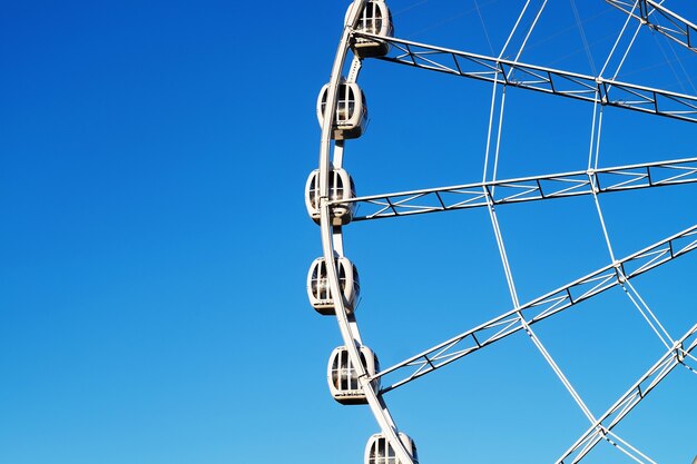 Grande roue sur fond de ciel bleu