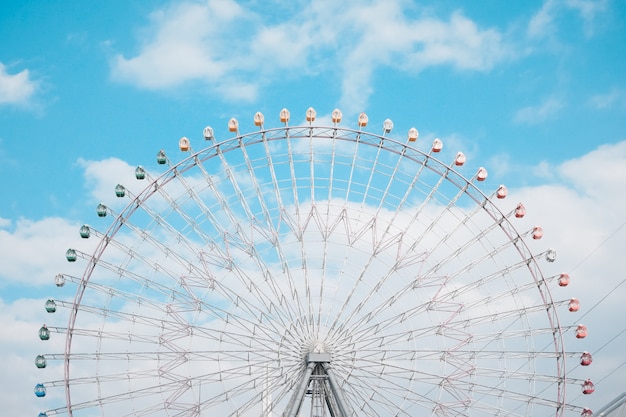 Grande roue sur fond de ciel bleu