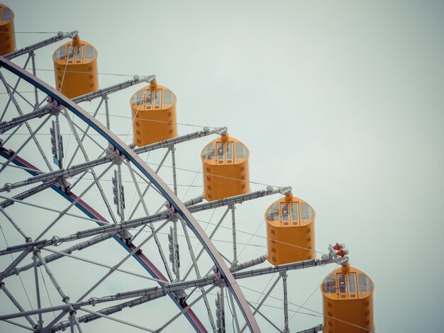 Grande roue sur fond de ciel bleu