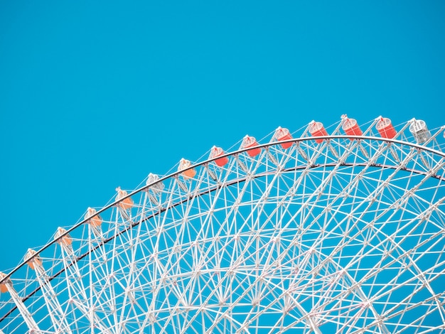 Grande roue sur fond de ciel bleu