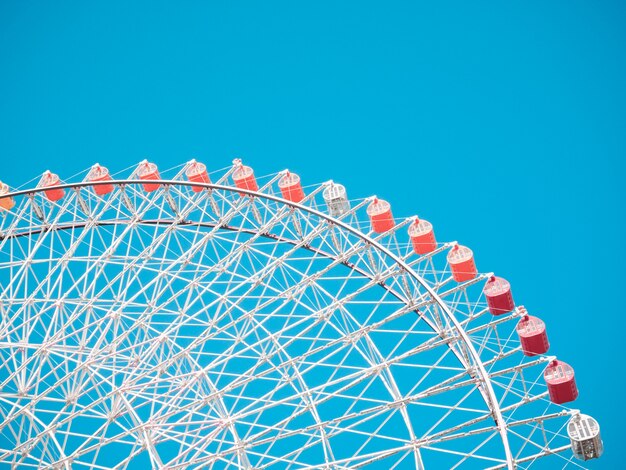 Grande roue sur fond de ciel bleu