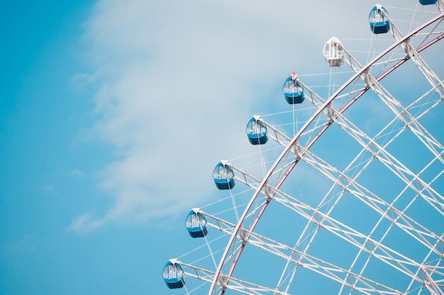 Grande roue sur fond de ciel bleu