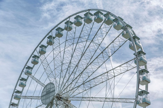 Grande roue sur le fond d'un ciel nuageux Vue de dessous Divertissement loisirs actifs et vacances Gros plan