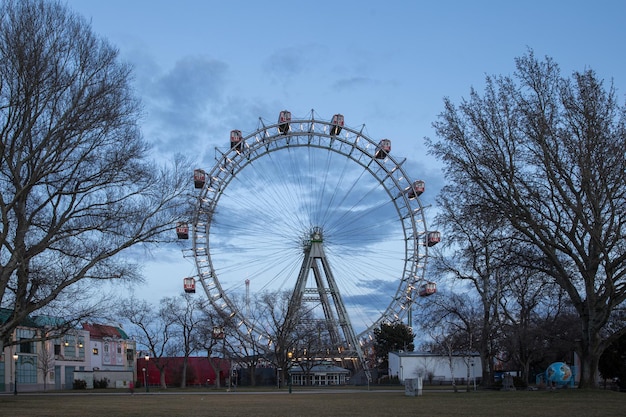 La grande roue fuit en fin de journée