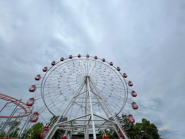 Grande roue ou grande roue dans un parc d'attractions libre