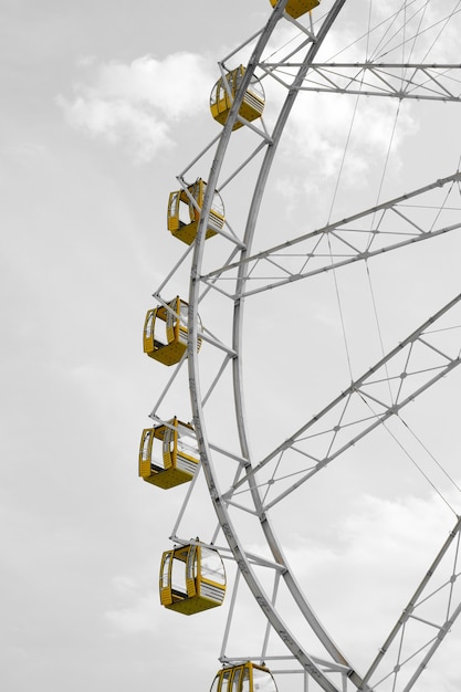 Grande roue jaune contre le ciel