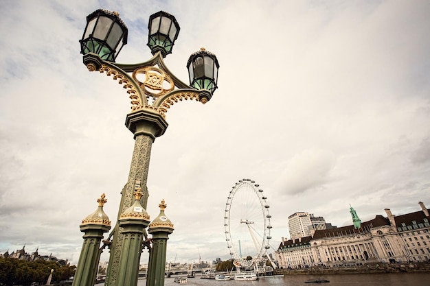 Grande roue London Eye sur sombre jour nuageux UK