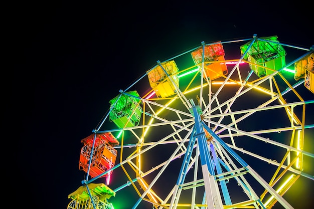 grande roue avec lumière au néon