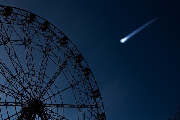 La grande roue et la météorite volante