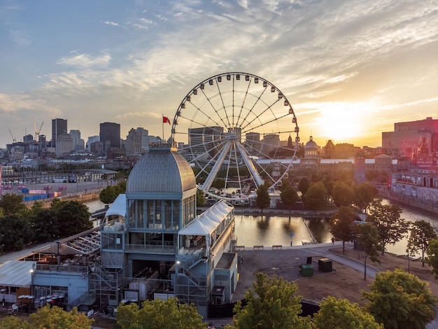 La Grande roue de Montréal grande roue et le centre-ville en été crépuscule Québec Canada