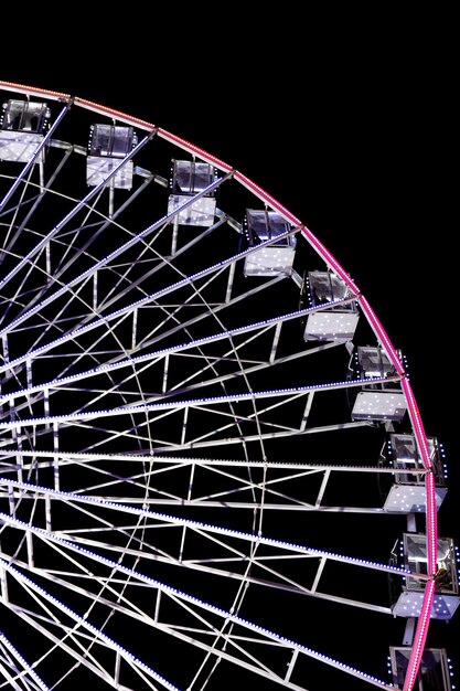 Grande roue en néon bleu sur fond sombre