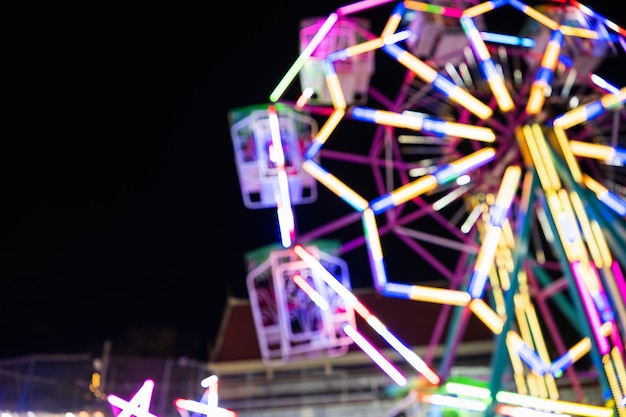 Grande roue de nuit colorée avec plein air