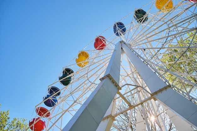 Grande roue rétro vintage sur ciel bleu