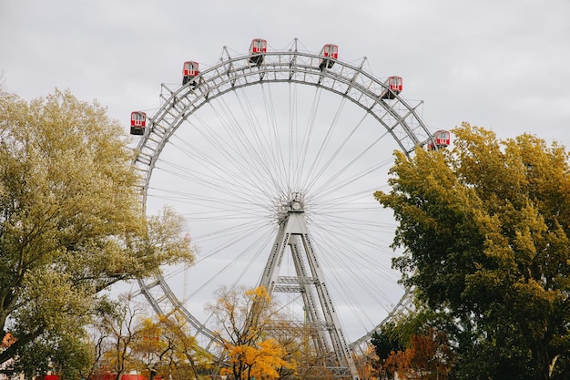 Photo grande roue ou riesenrad dans le parc d'attractions prater à vienne autriche