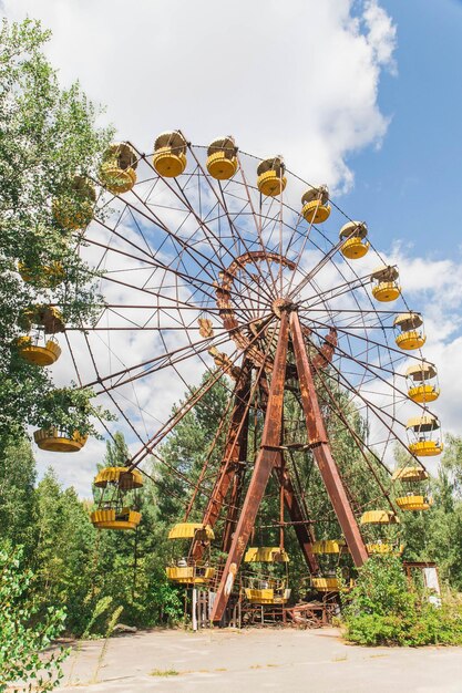 Photo grande roue rouillée abandonnée à pripyat ukraine