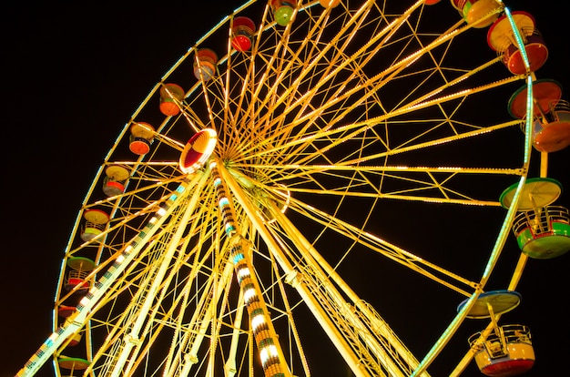 Photo grande roue à siam canival la nuit