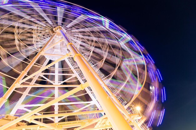 Grande roue en soirée