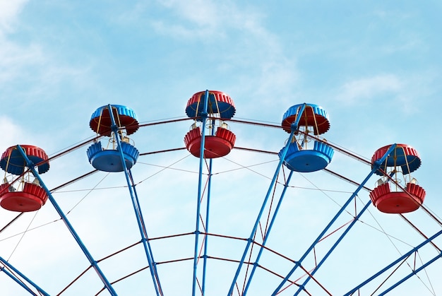 Grande roue sur la surface du ciel bleu