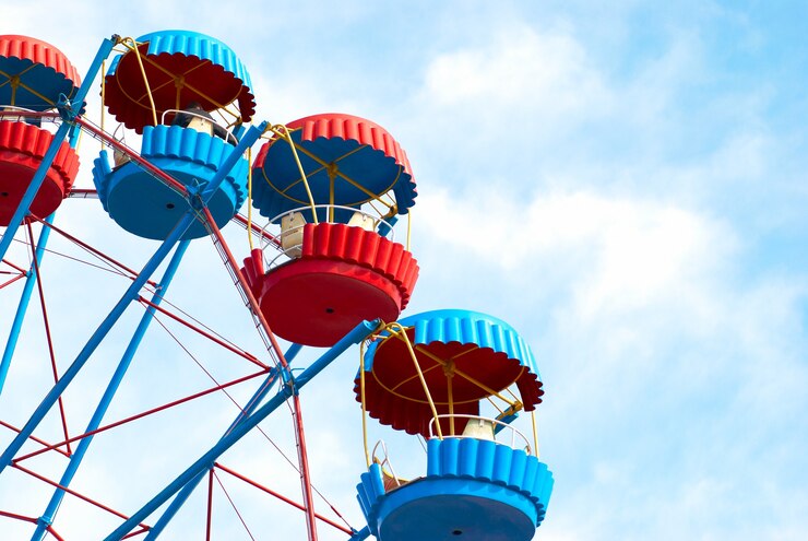 Photo grande roue sur la surface du ciel bleu