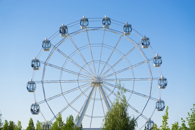 Grande roue sur la surface du ciel bleu