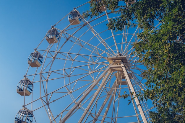 Grande roue à la surface du ciel bleu