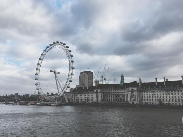 La grande roue en ville contre un ciel nuageux