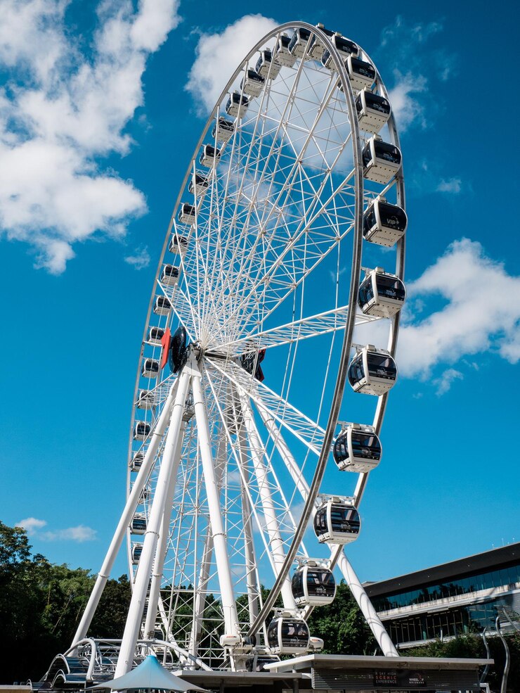Photo la grande rue de montréal, la plus haute roue russe du canada, vous permet de voir la ville et ses environs à 60 mètres dans les airs, l'équivalent d'un immeuble de 20 étages.