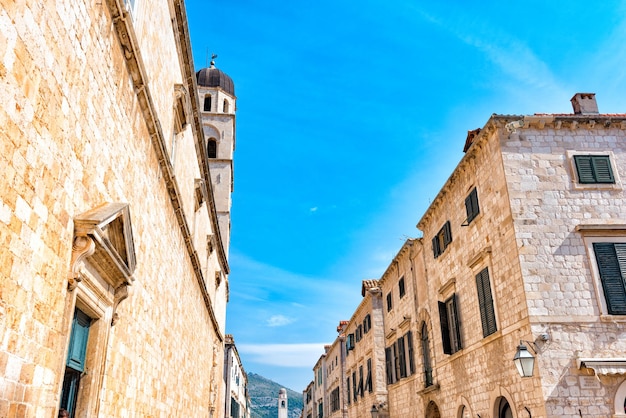 Grande rue principale à Dubrovnik un jour d'été, Croatie.