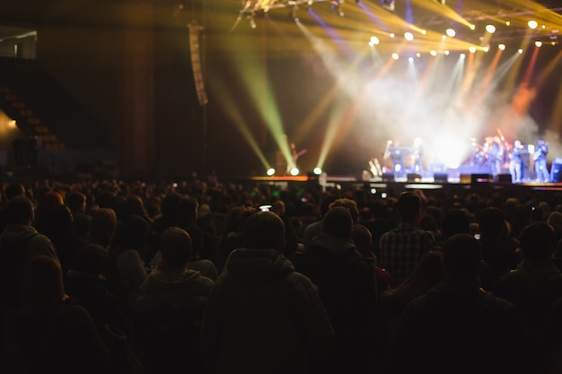 Grande salle de concert remplie de spectateurs avant la scène