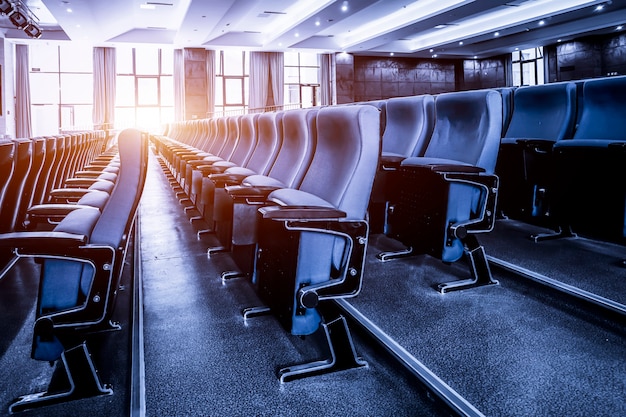 Photo grande salle de conférence en bleu