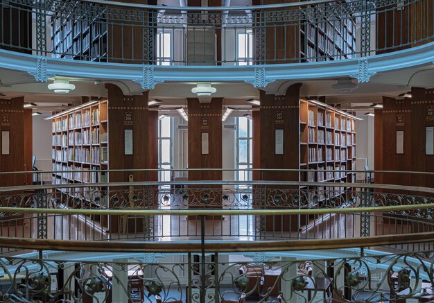 grande salle avec des livres à la Bibliothèque nationale de Finlande