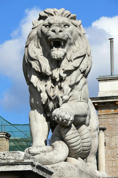 Grande sculpture d'un lion rugissant