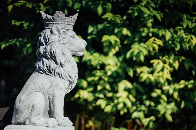 Grande sculpture en plâtre d'un lion isolé du fond de la feuille verte