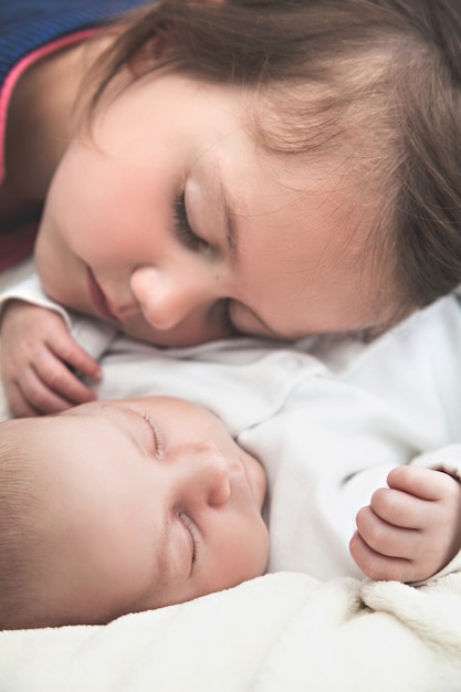 Grande soeur avec son frère nouveau-né, concept d'amour soeur