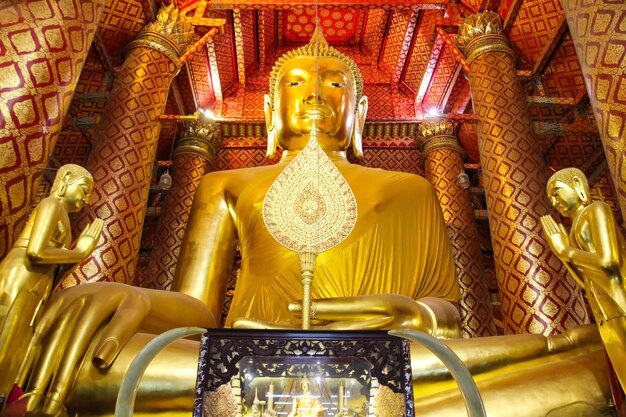 Grande statue de Bouddha doré à Wat Phananchoeng, Ayutthaya, Thaïlande.