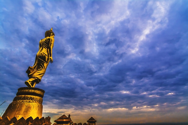 Grande statue de Bouddha doré