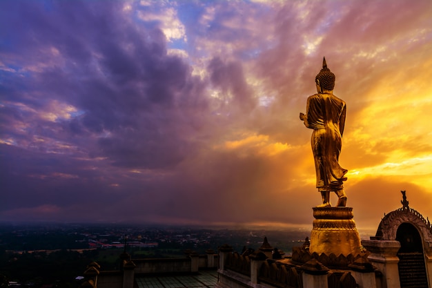 Grande statue de Bouddha doré