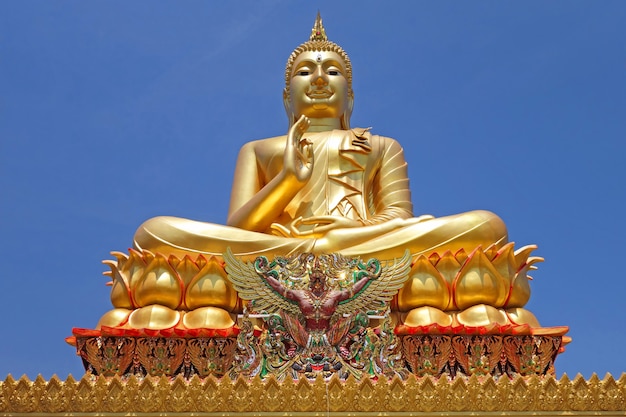 grande statue de Bouddha dorée