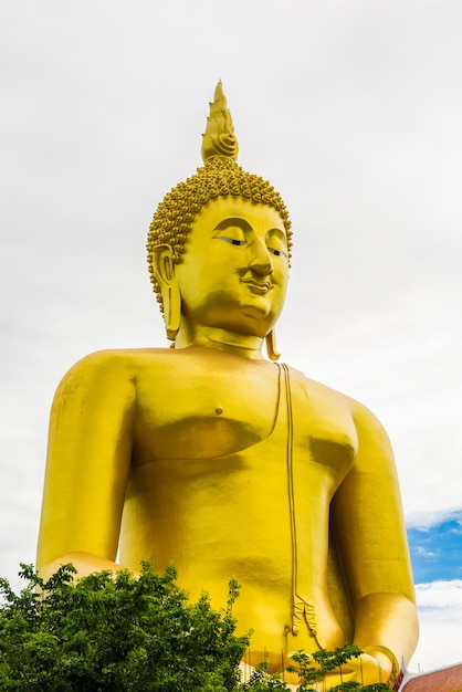 Grande statue de Bouddha en or dans la province d&#39;angthong du temple de Wat Muang