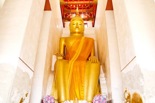 Photo grande statue de bouddha en or temple wat palelaiworaviharn à suphanburi