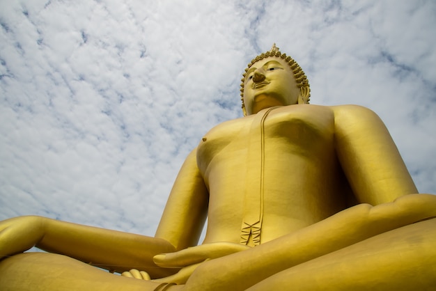 Une grande statue de Bouddha