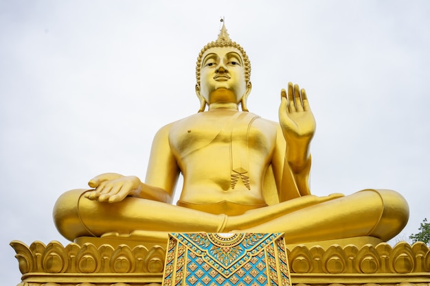 La grande statue dorée de Bouddha se dresse fièrement